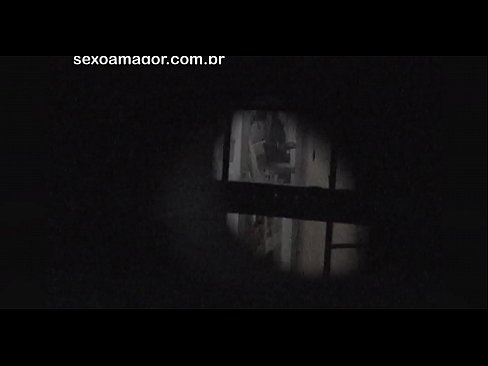 ❤️ Blondina este filmată în secret de un voyeur din cartier ascuns în spatele unor cărămizi goale ️❌ at us ️❤