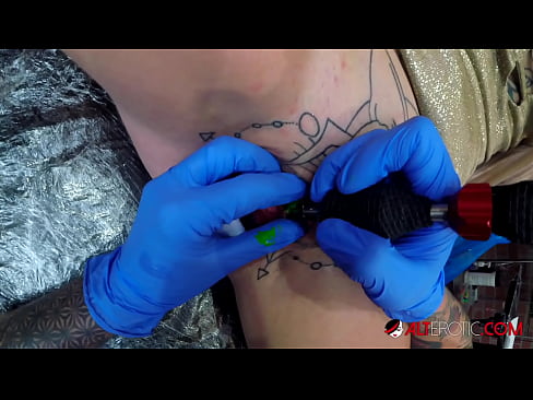 ❤️ Sully Savage, o bunăciune extrem de tatuată, și-a făcut un tatuaj pe clitorisul ei ️❌  at us ️❤