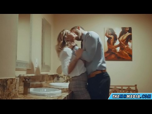 ❤️ Când o blondă cu sânii mari te seduce într-o toaletă publică ️❌ at us ️❤